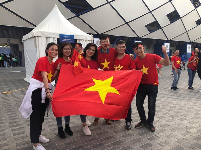 Vietnamese fans dyed red of Al Maktoum - 9
