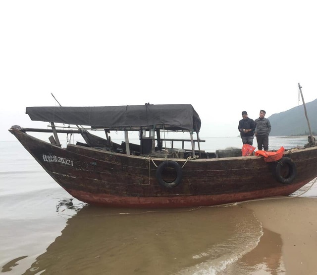 Tàu “lạ” không người lái trôi dạt vào bờ biển Hà Tĩnh - 1 Tàu “lạ” không người lái trôi dạt vào bờ biển Hà Tĩnh - 1