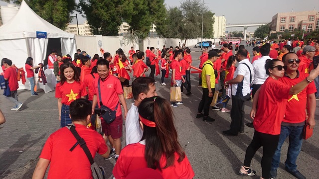 Cổ động viên Việt Nam nhuộm đỏ sân Al Maktoum - 5