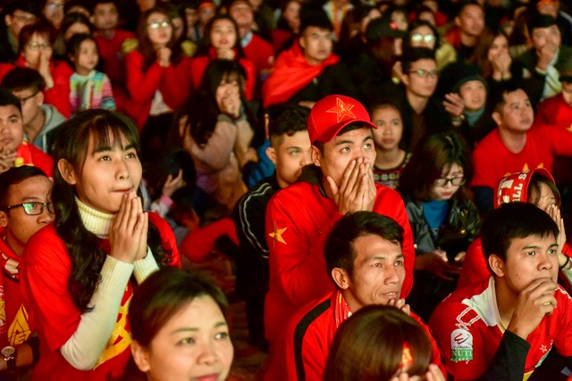 Cổ động viên bật khóc khi đội tuyển Việt Nam gục ngã trước Nhật Bản - Ảnh minh hoạ 4