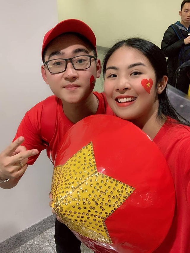 Hoa hậu Ngọc Hân cùng bố con NSƯT Đỗ Kỷ đi cổ vũ trận Việt Nam - Nhật Bản - 5