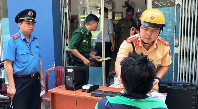 Kiểm tra ma túy hàng loạt tài xế xe khách ở phố Tây - 4 Kiểm tra ma túy hàng loạt tài xế xe khách ở phố Tây - 4