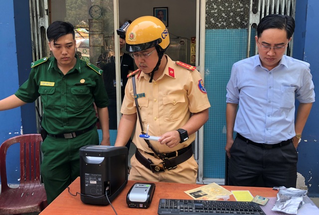 Kiểm tra ma túy hàng loạt tài xế xe khách ở phố Tây - 5 Kiểm tra ma túy hàng loạt tài xế xe khách ở phố Tây - 5