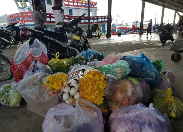 Ngư dân mang gà, heo, dưa kiệu... ra biển ăn Tết - 1 Ngư dân mang gà, heo, dưa kiệu... ra biển ăn Tết - 1