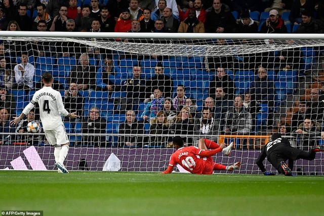 8952304-6629247-Anthony_Lozano_slides_in_to_open_the_scoring_for_Girona_in_the_C-a-21_1548371671048.jpg 8952304-6629247-Anthony_Lozano_slides_in_to_open_the_scoring_for_Girona_in_the_C-a-21_1548371671048.jpg