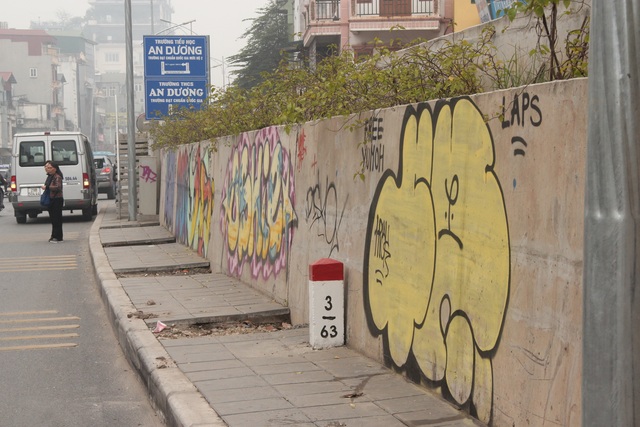 duong 300 ty bi ve graffiti.JPG duong 300 ty bi ve graffiti.JPG