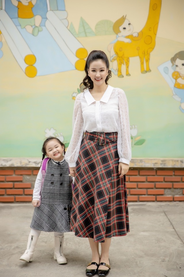 Hoa hau Maya va con gai18.jpg Hoa hau Maya va con gai18.jpg