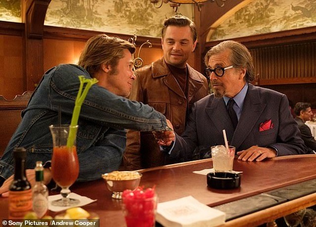 Brad Pitt và Leonardo DiCaprio cùng xuất hiện bảnh bao trên phim trường