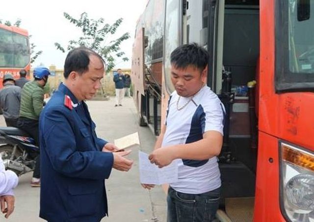 Phát hiện tài xế đang điều khiển xe tải dương tính với ma túy - 4 Phát hiện tài xế đang điều khiển xe tải dương tính với ma túy - 4