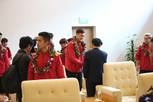 Đội tuyển Việt Nam được vinh danh ở sân bay Nội Bài - 17 Đội tuyển Việt Nam được vinh danh ở sân bay Nội Bài - 17