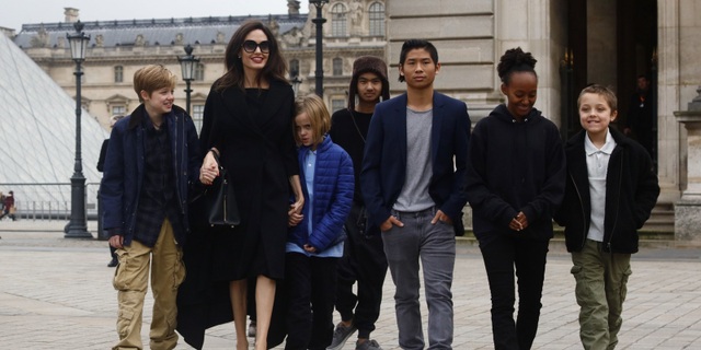Xem Angelina Jolie dạy các con bài học đầu tiên về tiền bạc