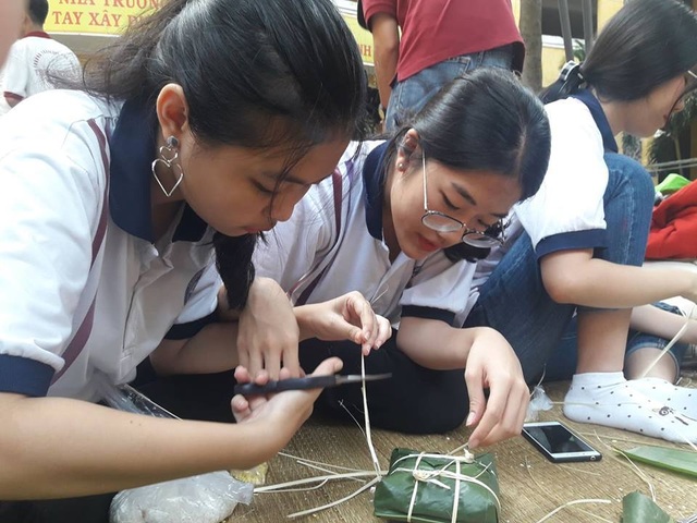 Học trò Sài thành được trải nghiệm gói, nấu bánh chưng ngay tại trường