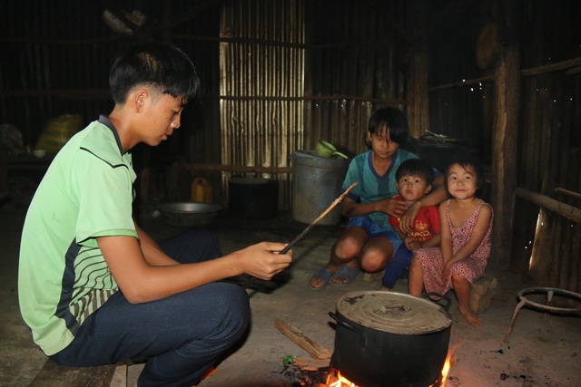 Bố lên cơn động kinh đánh chết mẹ, cậu bé người Mông mịt mù đường đến trường - 1 Bố lên cơn động kinh đánh chết mẹ, cậu bé người Mông mịt mù đường đến trường - 1