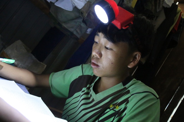 Bố lên cơn động kinh đánh chết mẹ, cậu bé người Mông mịt mù đường đến trường - 5 Bố lên cơn động kinh đánh chết mẹ, cậu bé người Mông mịt mù đường đến trường - 5
