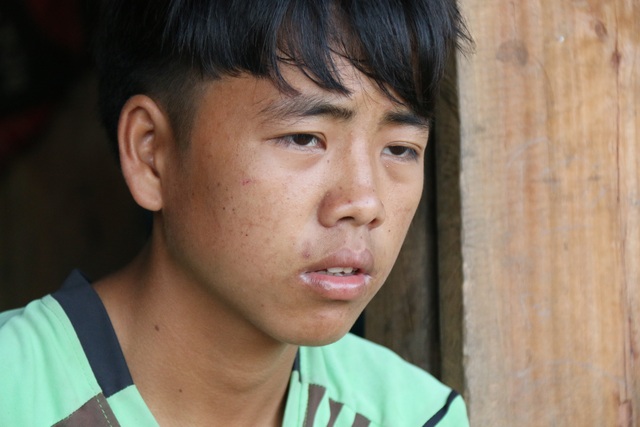 Bố lên cơn động kinh đánh chết mẹ, cậu bé người Mông mịt mù đường đến trường - 2 Bố lên cơn động kinh đánh chết mẹ, cậu bé người Mông mịt mù đường đến trường - 2