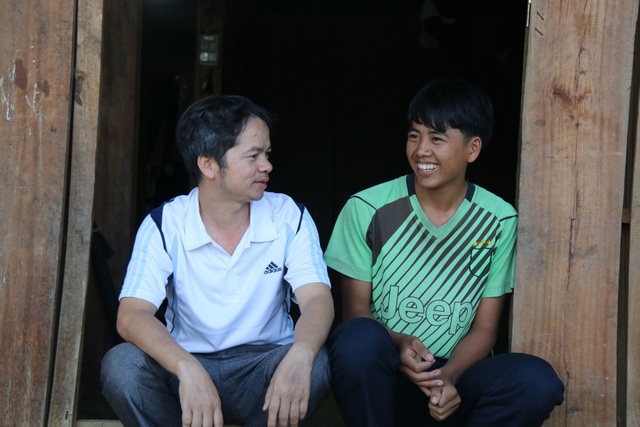 Bố lên cơn động kinh đánh chết mẹ, cậu bé người Mông mịt mù đường đến trường - 8 Bố lên cơn động kinh đánh chết mẹ, cậu bé người Mông mịt mù đường đến trường - 8