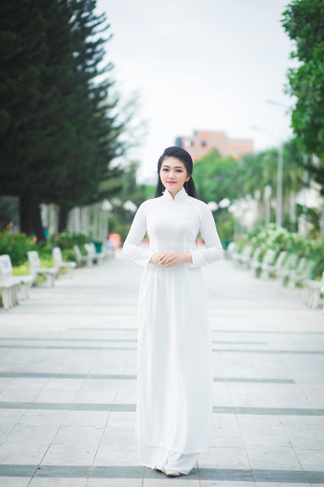 Nữ sinh má lúm duyên dáng với áo dài trắng tinh khôi - 1 Nữ sinh má lúm duyên dáng với áo dài trắng tinh khôi - 1