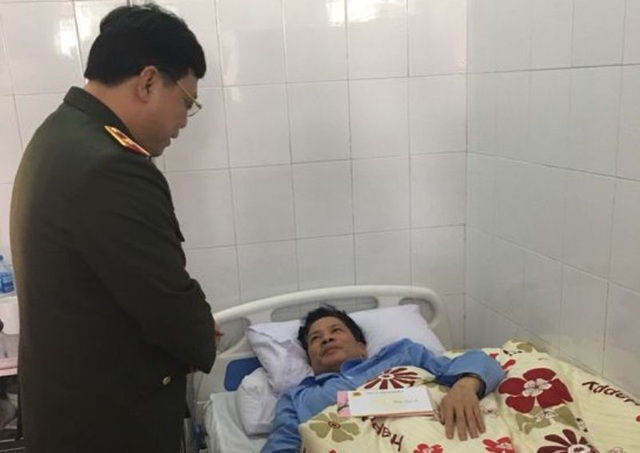 Hai thanh niên đi xe không biển lao thẳng vào CSGT - 1 Hai thanh niên đi xe không biển lao thẳng vào CSGT - 1