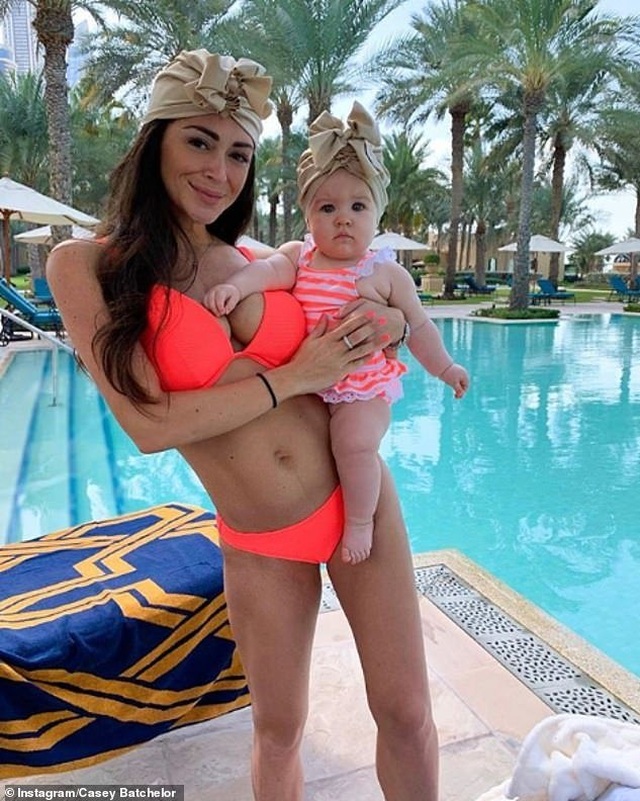 Casey Batchelor khoe dáng thon với bikini - 4 Casey Batchelor khoe dáng thon với bikini - 4