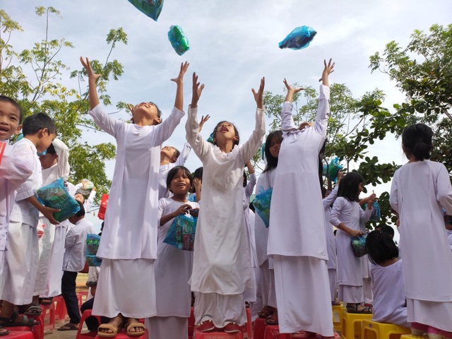 “Xuân ấm áp” về với học sinh khó khăn ở Ninh Thuận - 3 “Xuân ấm áp” về với học sinh khó khăn ở Ninh Thuận - 3