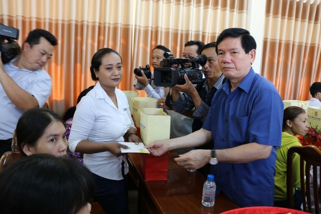 TPHCM trao tặng 1 tỷ đồng quà Tết cho người dân Trà Vinh - 3 TPHCM trao tặng 1 tỷ đồng quà Tết cho người dân Trà Vinh - 3