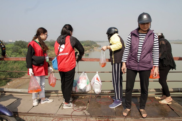 Cá chép đu dây đưa ông Công ông Táo về trời - 2 Cá chép đu dây đưa ông Công ông Táo về trời - 2