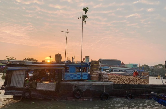 Khi đến chợ nổi hình ảnh đầu tiên đập vào mắt du khách là những cây bẹo hàng, tức là cây sào cắm lên đầu mũi ghe, trên cây sào đó sẽ treo lủng lẳng các sản vật mà chủ ghe đang bán Khi đến chợ nổi hình ảnh đầu tiên đập vào mắt du khách là những cây bẹo hàng, tức là cây sào cắm lên đầu mũi ghe, trên cây sào đó sẽ treo lủng lẳng các sản vật mà chủ ghe đang bán