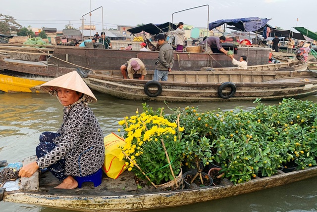 Cảnh mua bán trên chợ nổi Cái Răng, Cần Thơ Cảnh mua bán trên chợ nổi Cái Răng, Cần Thơ