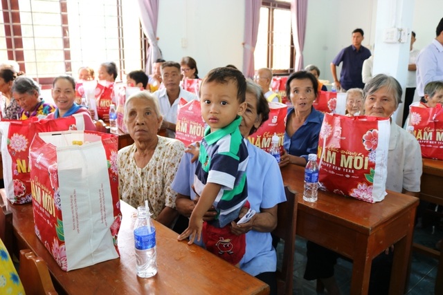 TPHCM trao tặng 1 tỷ đồng quà Tết cho người dân Trà Vinh - 4 TPHCM trao tặng 1 tỷ đồng quà Tết cho người dân Trà Vinh - 4