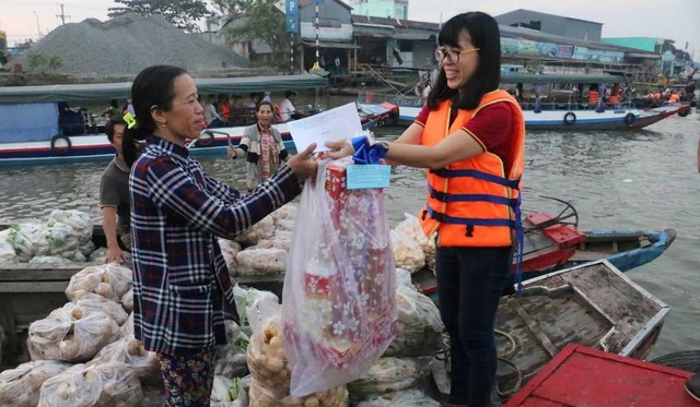 Những thương hồ chợ nổi Cái Răng được nhận quà tết Những thương hồ chợ nổi Cái Răng được nhận quà tết