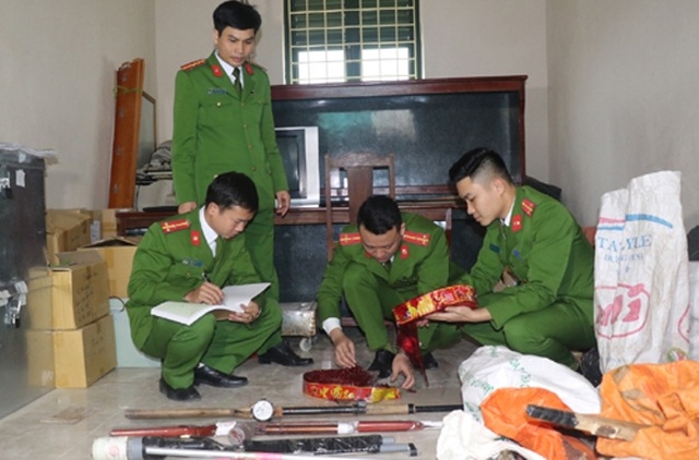 Công an thu giữ gần 200 khẩu súng, 11 lựu đạn - 1