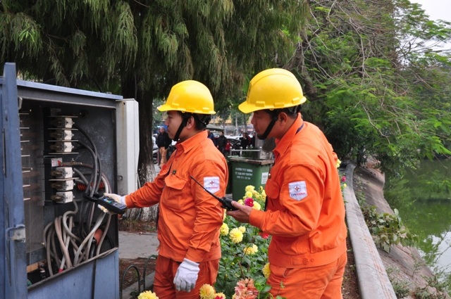 Hà Nội: Tăng cường đảm bảo điện phục vụ Tết 2019 - 1 Hà Nội: Tăng cường đảm bảo điện phục vụ Tết 2019 - 1