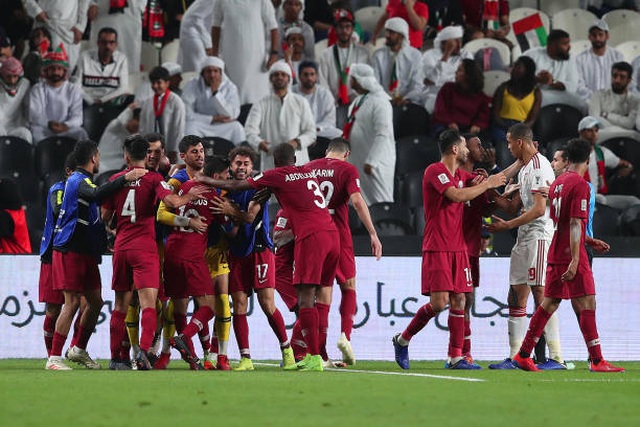 Đại thắng 4-0 trước chủ nhà UAE, Qatar lọt vào chung kết gặp Nhật Bản - 1 Đại thắng 4-0 trước chủ nhà UAE, Qatar lọt vào chung kết gặp Nhật Bản - 1