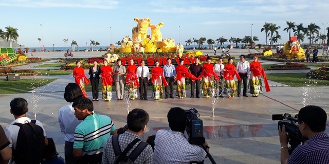 Ngộ nghĩnh gia đình heo vàng đón Tết Kỷ Hợi - 1