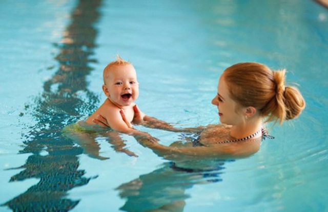 Bà mẹ bị đuổi khỏi bể bơi vì đang cho con bú - 1 Bà mẹ bị đuổi khỏi bể bơi vì đang cho con bú - 1
