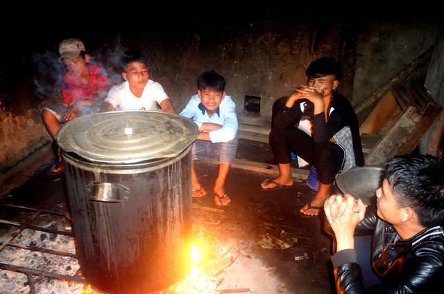 Học sinh vùng cao gói bánh chưng Học sinh vùng cao gói bánh chưng