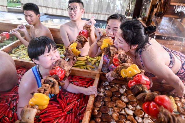 “Lẩu người” khổng lồ hút khách ở Trung Quốc - 4 “Lẩu người” khổng lồ hút khách ở Trung Quốc - 4