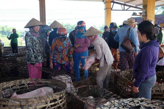 Nghề bồng heo có một không hai ở chợ Bà Rén.JPG Nghề bồng heo có một không hai ở chợ Bà Rén.JPG