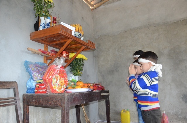 Bố, mẹ lần lượt qua đời, 3 đứa trẻ sống trong đói khát cùng ông bà nội già yếu - 1 Bố, mẹ lần lượt qua đời, 3 đứa trẻ sống trong đói khát cùng ông bà nội già yếu - 1
