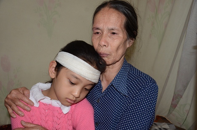 Bố, mẹ lần lượt qua đời, 3 đứa trẻ sống trong đói khát cùng ông bà nội già yếu - 7 Bố, mẹ lần lượt qua đời, 3 đứa trẻ sống trong đói khát cùng ông bà nội già yếu - 7