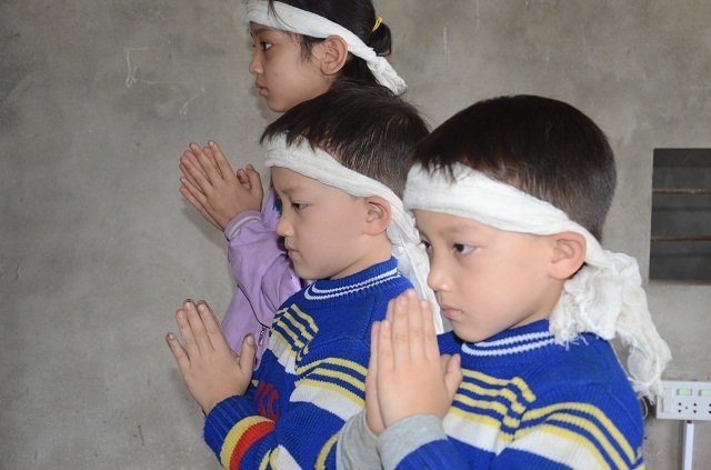 Bố, mẹ lần lượt qua đời, 3 đứa trẻ sống trong đói khát cùng ông bà nội già yếu - 8 Bố, mẹ lần lượt qua đời, 3 đứa trẻ sống trong đói khát cùng ông bà nội già yếu - 8
