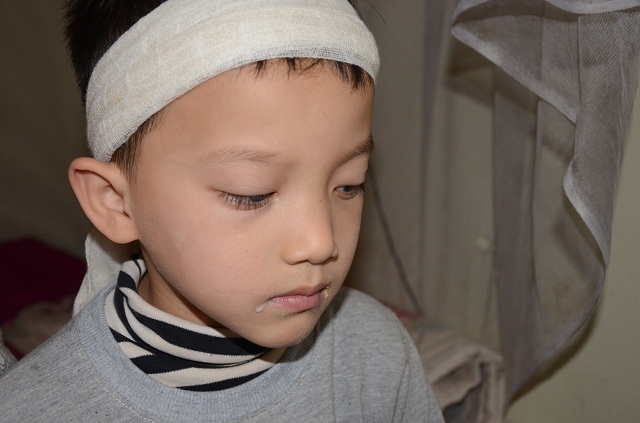 Bố, mẹ lần lượt qua đời, 3 đứa trẻ sống trong đói khát cùng ông bà nội già yếu - 12 Bố, mẹ lần lượt qua đời, 3 đứa trẻ sống trong đói khát cùng ông bà nội già yếu - 12
