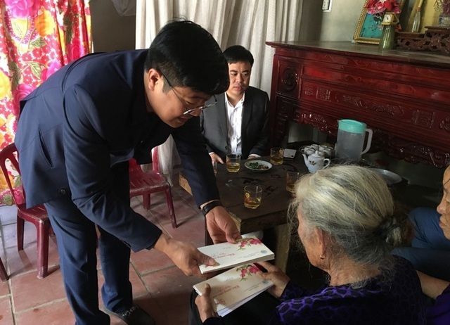 Báo Dân trí tặng quà Tết đến các nữ dân quân Anh hùng - 5 Báo Dân trí tặng quà Tết đến các nữ dân quân Anh hùng - 5