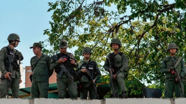 Quân đội Venezuela thề trung thành với Tổng thống Maduro trước tin đồn đi đêm với ông Guaido - 2