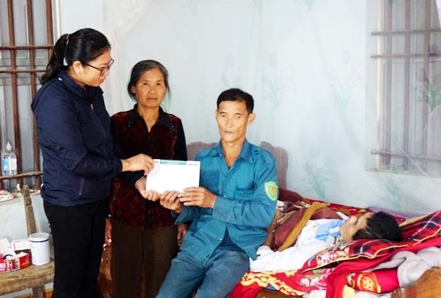 Trao hơn 30 triệu đồng đến người đàn ông gặp tai nạn nguy kịch - 1 Trao hơn 30 triệu đồng đến người đàn ông gặp tai nạn nguy kịch - 1