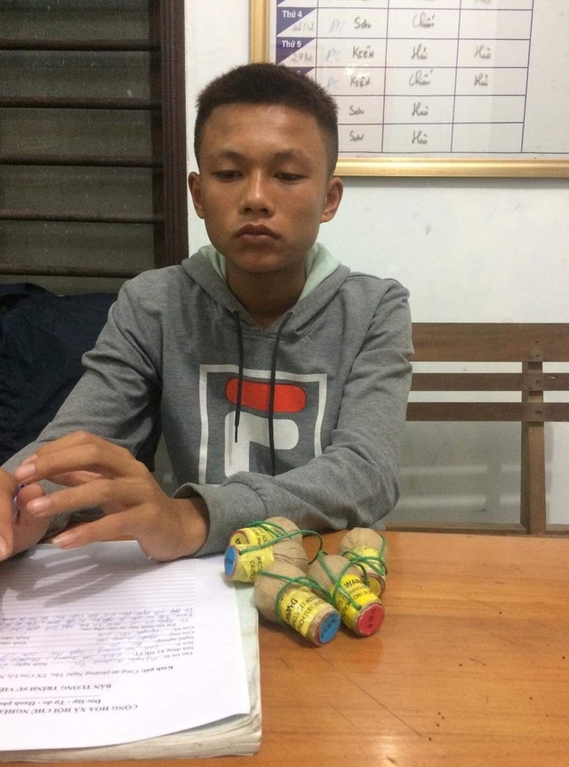 Công an phường giỏi vận động nhân dân giao nộp pháo nổ trong dịp Tết - 1 Công an phường giỏi vận động nhân dân giao nộp pháo nổ trong dịp Tết - 1