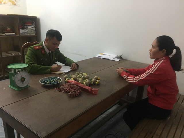 Công an phường giỏi vận động nhân dân giao nộp pháo nổ trong dịp Tết - 2 Công an phường giỏi vận động nhân dân giao nộp pháo nổ trong dịp Tết - 2