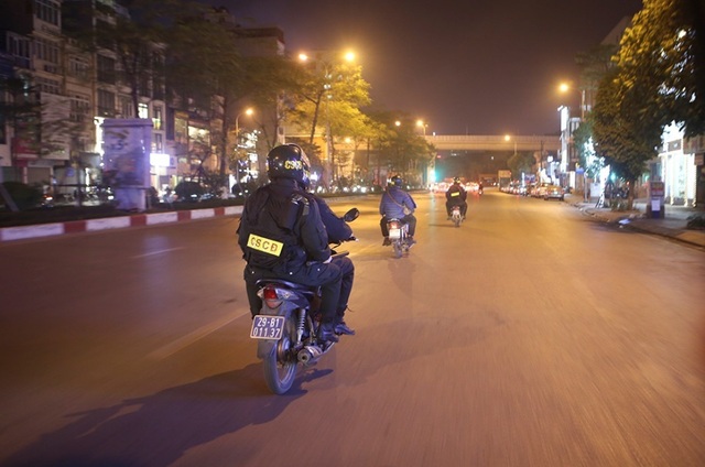 Cảnh sát cơ động Hà Nội tuần tra xuyên đêm trấn áp tội phạm dịp Tết - 3 Cảnh sát cơ động Hà Nội tuần tra xuyên đêm trấn áp tội phạm dịp Tết - 3