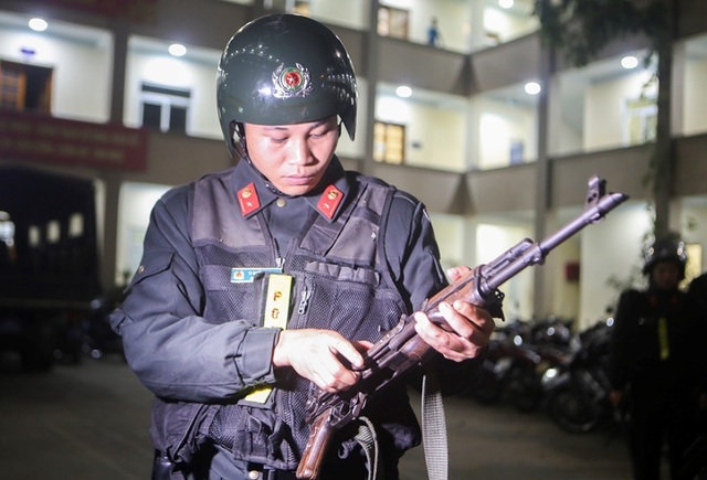 Cảnh sát cơ động Hà Nội tuần tra xuyên đêm trấn áp tội phạm dịp Tết - 5 Cảnh sát cơ động Hà Nội tuần tra xuyên đêm trấn áp tội phạm dịp Tết - 5