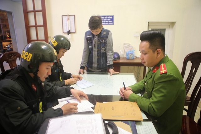 Cảnh sát cơ động Hà Nội tuần tra xuyên đêm trấn áp tội phạm dịp Tết - 8 Cảnh sát cơ động Hà Nội tuần tra xuyên đêm trấn áp tội phạm dịp Tết - 8